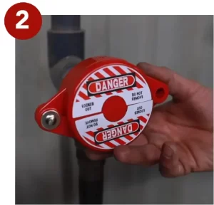 Paso 2 para manipular un dispositivo de bloqueo de valvulas LOTO SGVL Marca Alefman