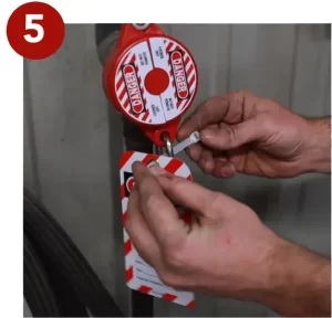 Paso 5 para manipular un dispositivo de bloqueo de valvulas LOTO SGVL Marca Alefman